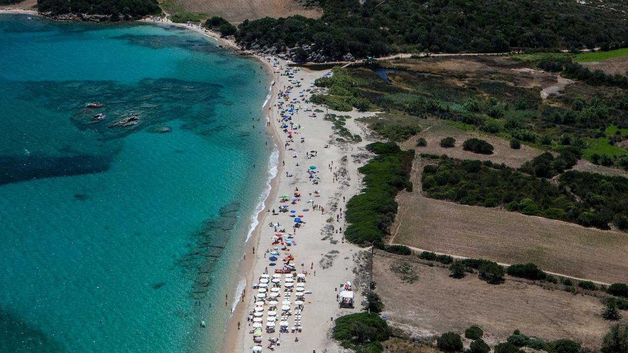 Residuato bellico sulla spiaggia, il sindaco di Arzachena vieta accesso e balneazione: ecco dove