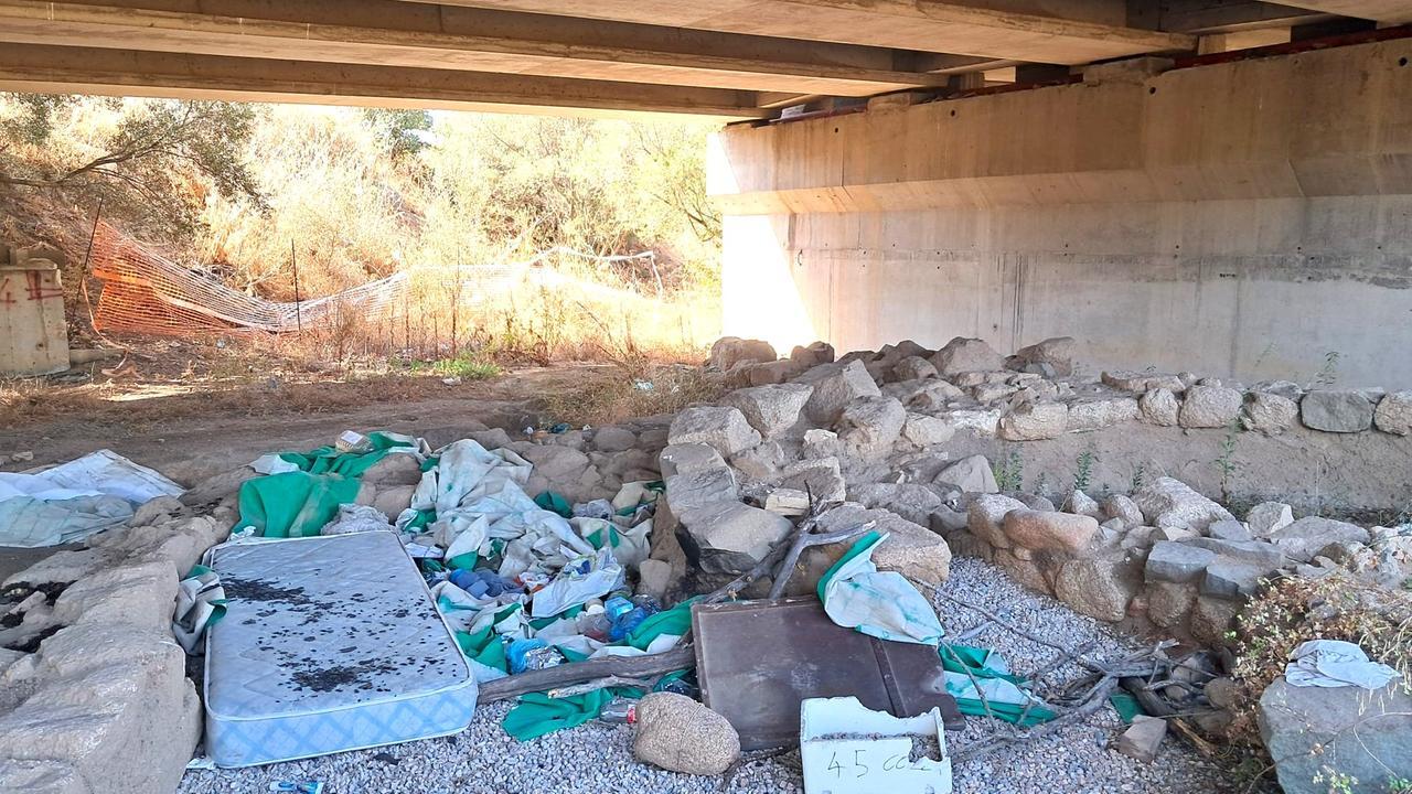 Olbia, il Belveghile ancora nel degrado: tra le mura del nuraghe spunta un bivacco