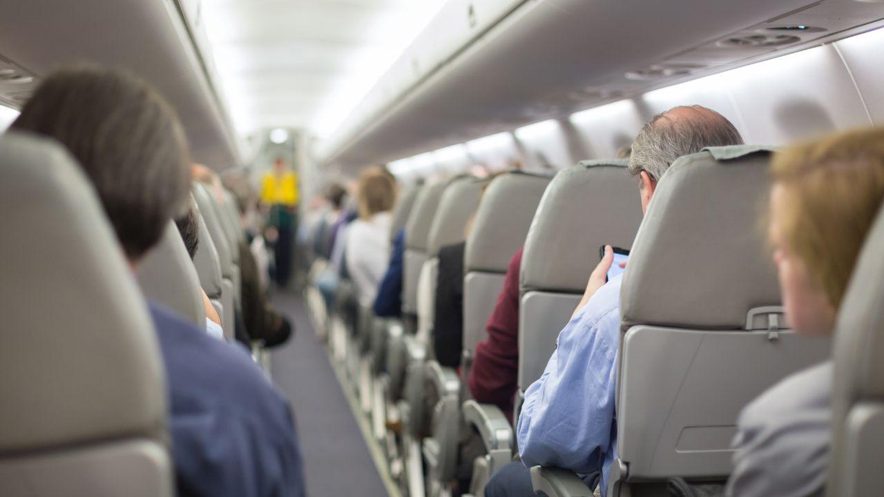 
	Passeggeri a bordo di un aereo (foto di repertorio)

