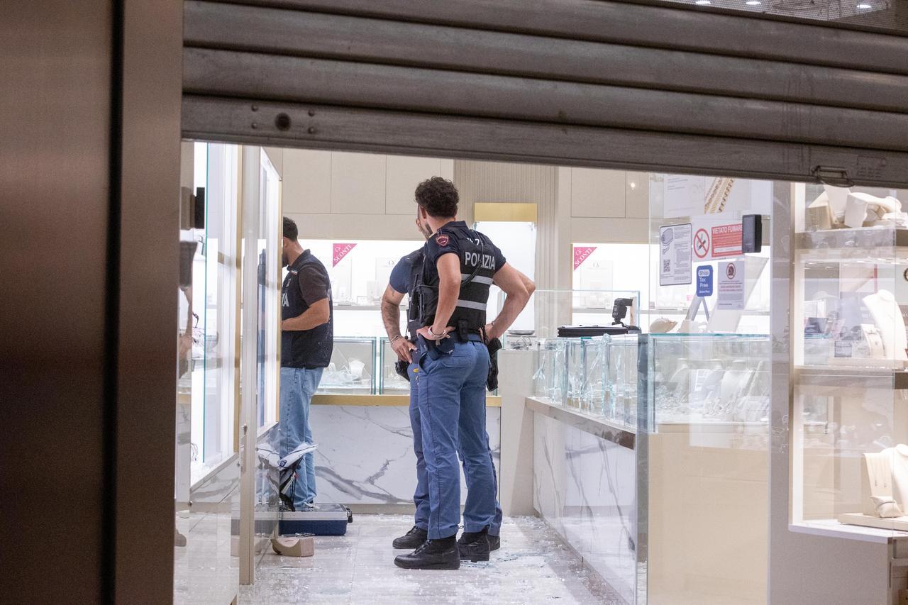 «C’è un’indagine, consegni l’oro». Gioielliere del centro truffato dal finto carabiniere. Colpo da oltre 60mila euro