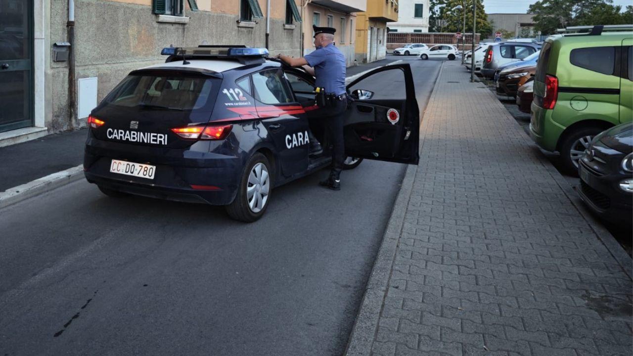 Piombino, litiga con la fidanzata in un parcheggio poi accoltella il padre della donna: 22enne arrestato