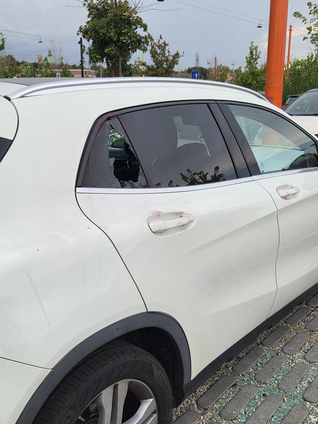 Finestrini spaccati in piazzale Europa: decine di episodi ogni giorno. Saccheggio senza fine nel parcheggio dietro la stazione