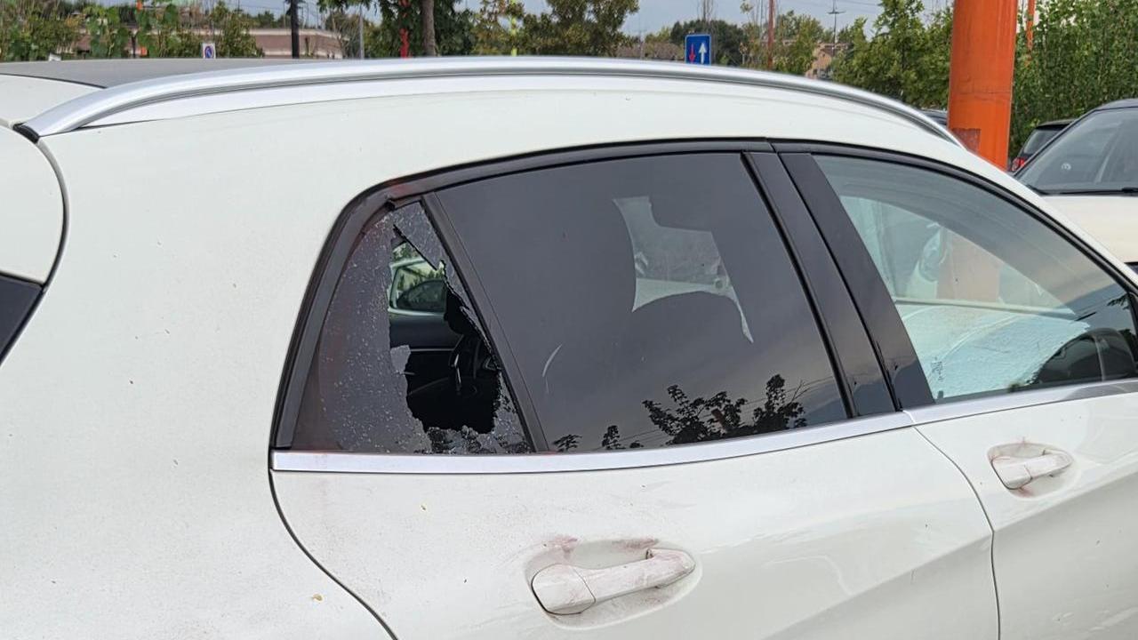 Finestrini spaccati in piazzale Europa: decine di episodi ogni giorno. Saccheggio senza fine nel parcheggio dietro la stazione
