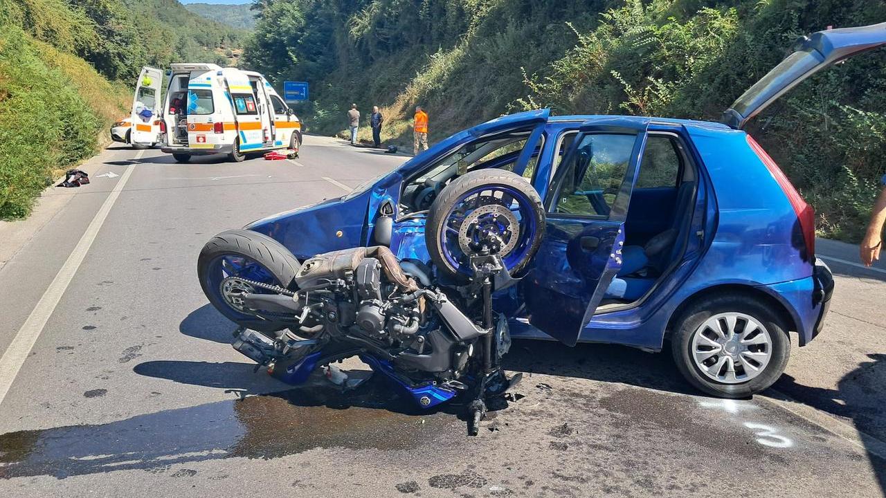 I due mezzi dopo l'impatto (Foto Tirreno)