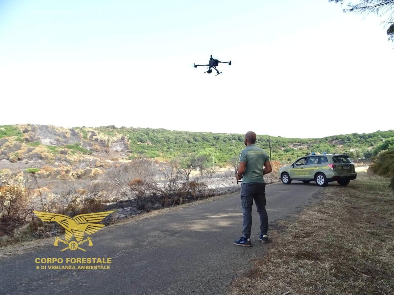 Dà fuoco alle sterpaglie e va via in auto, ma il drone lo inchioda: maxi multa per un agricoltore