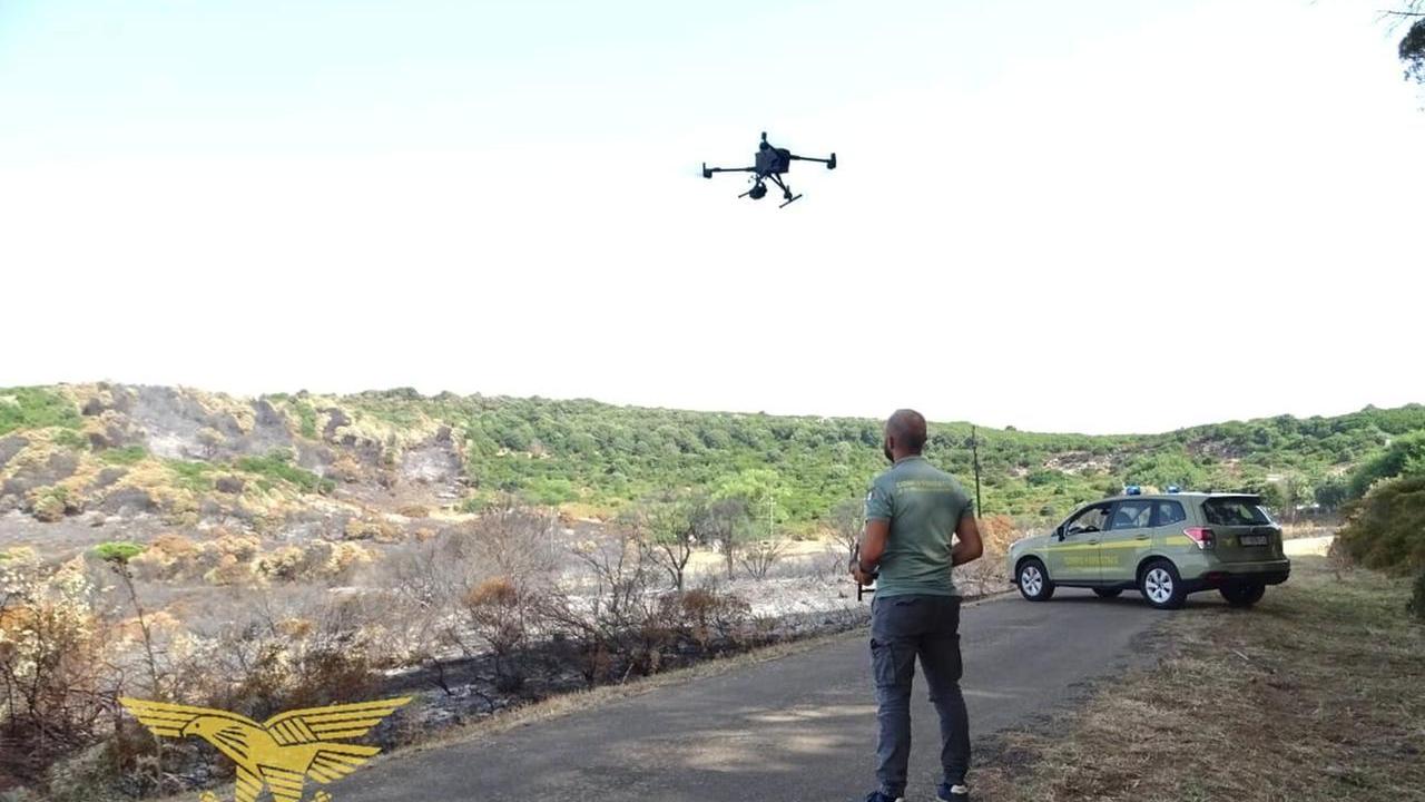 Dà fuoco alle sterpaglie e va via in auto, ma il drone lo inchioda: maxi multa per un agricoltore