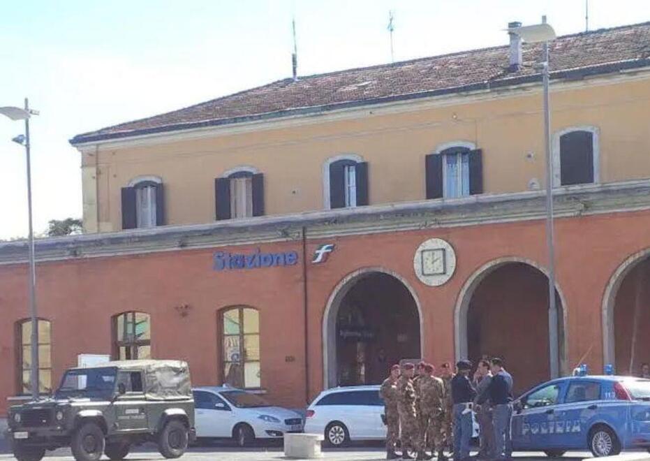 
	Forze dell&rsquo;ordine alla stazione di Pontedera (foto d&rsquo;archivio)

