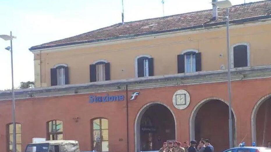 Forze dell’ordine alla stazione di Pontedera (foto d’archivio)