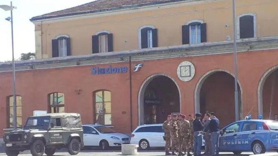 Polizia e militari alla stazione di Pontedera (foto d'archivio)