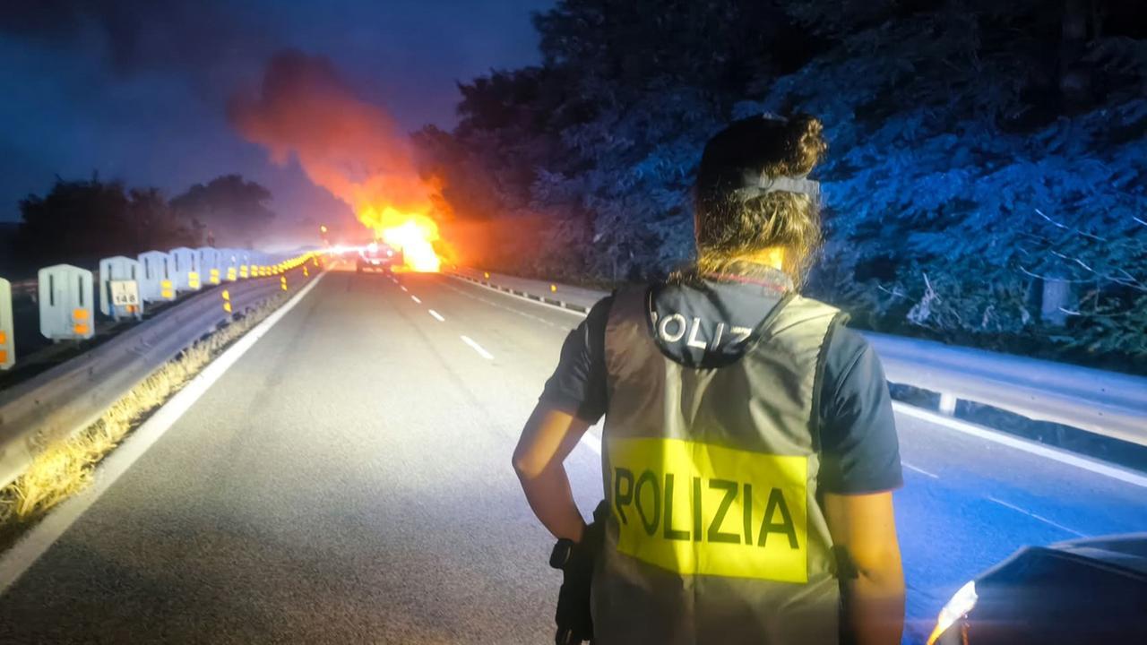 Bonorva, si schianta sulla 131 e l’auto prende fuoco