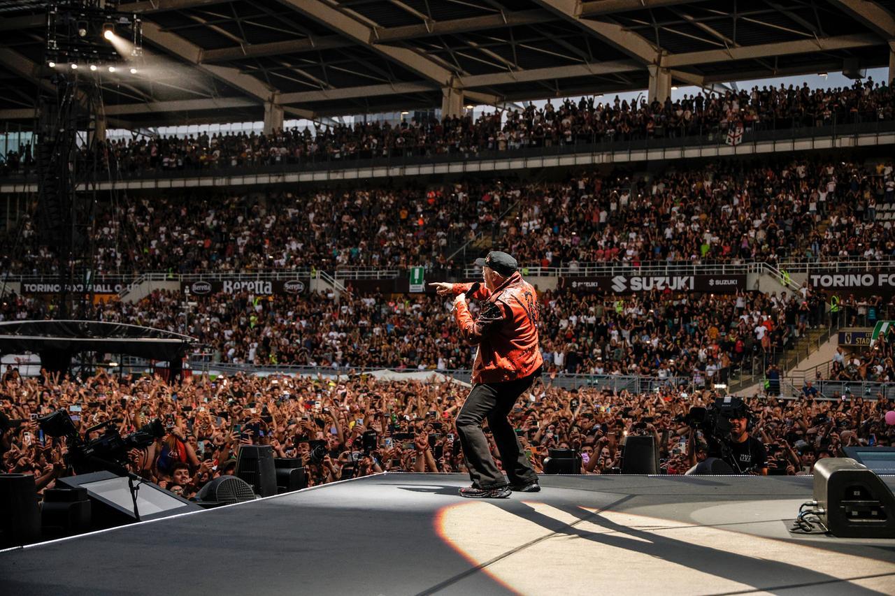 Attaccato da un fan sui social, Vasco risponde e querela: «Non ho mai fatto la spia». Cosa è successo