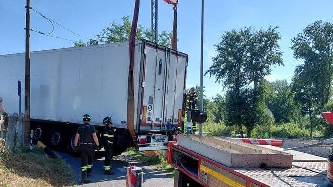 Altopascio, linea ferroviaria interrotta per un’ora e mezzo: camion incastrato al passaggio a livello