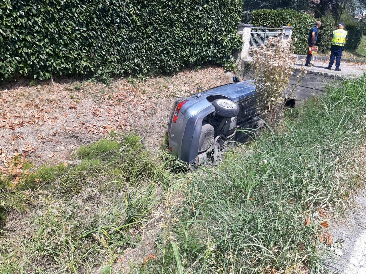 Auto finisce fuori strada a Luzzara: ferita una donna