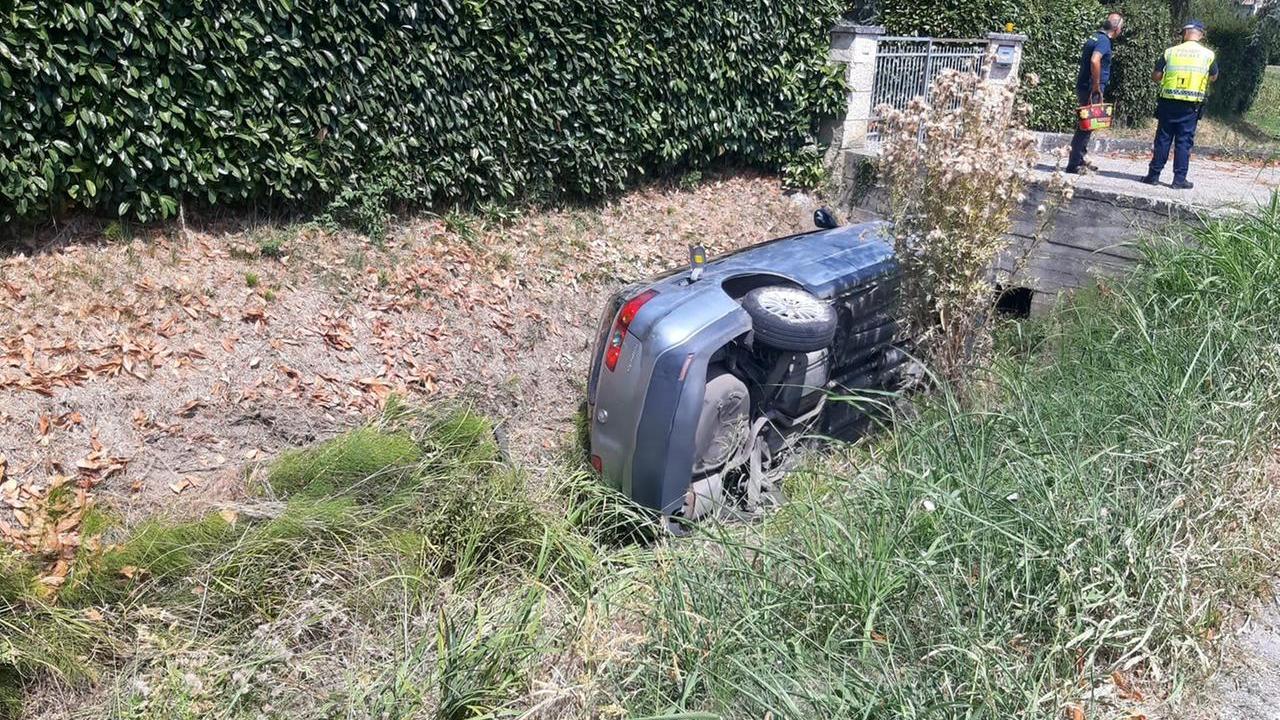 Auto finisce fuori strada a Luzzara: ferita una donna