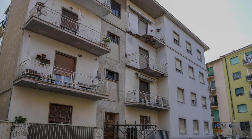 
	La palazzina di via Bonomo dal cui terrazzo &egrave; precipitata la prof Roberta Celli (foto Stick)


