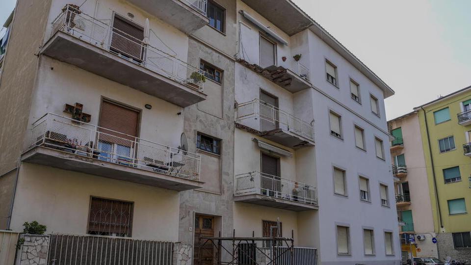 La palazzina di via Bonomo dal cui terrazzo è precipitata la prof Roberta Celli (foto Stick)