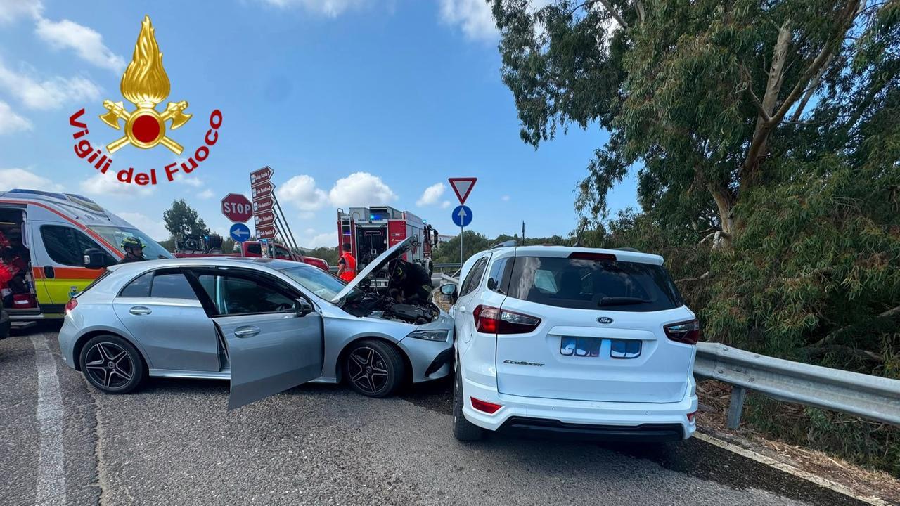 Schianto tra due auto all’incrocio, ci sono feriti: sul posto due ambulanze