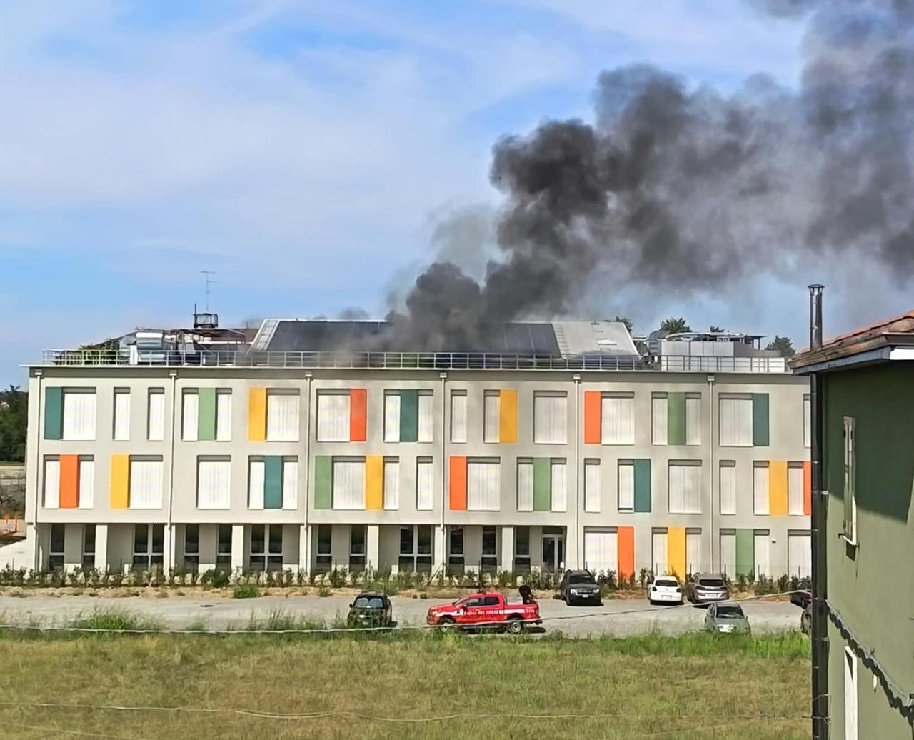 Sant’Ilario d’Enza, incendio sul tetto dell’istituto D’Arzo