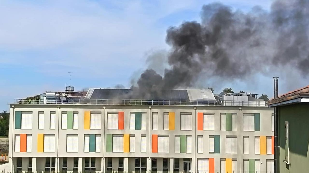 Sant’Ilario d’Enza, incendio sul tetto dell’istituto D’Arzo