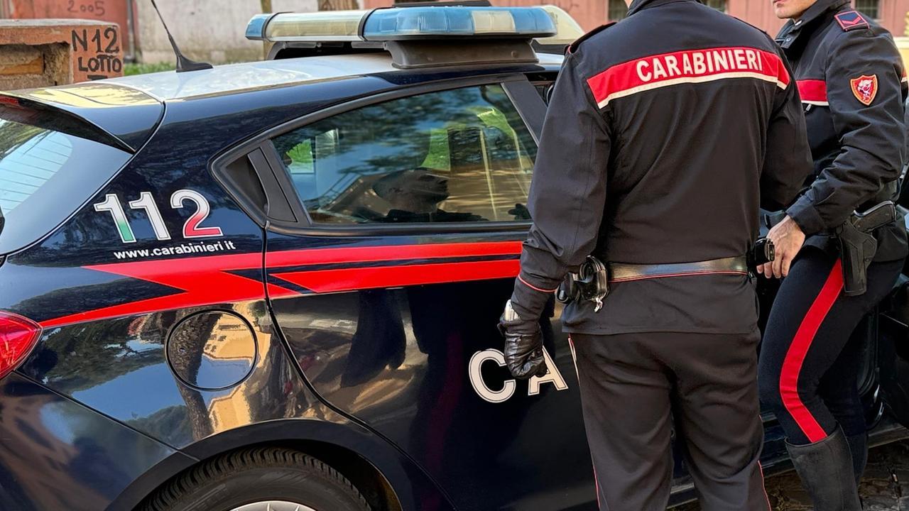 Litiga con la fidanzata, poi accoltella il padre di lei che prova a difenderla: arrestato un 22enne