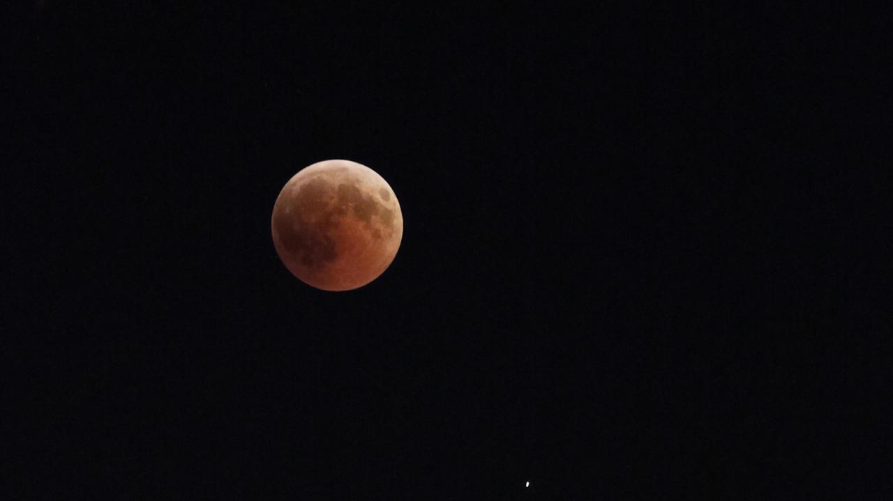 Eclissi di luna, parte il conto alla rovescia: quando ci sarà e dove vederla