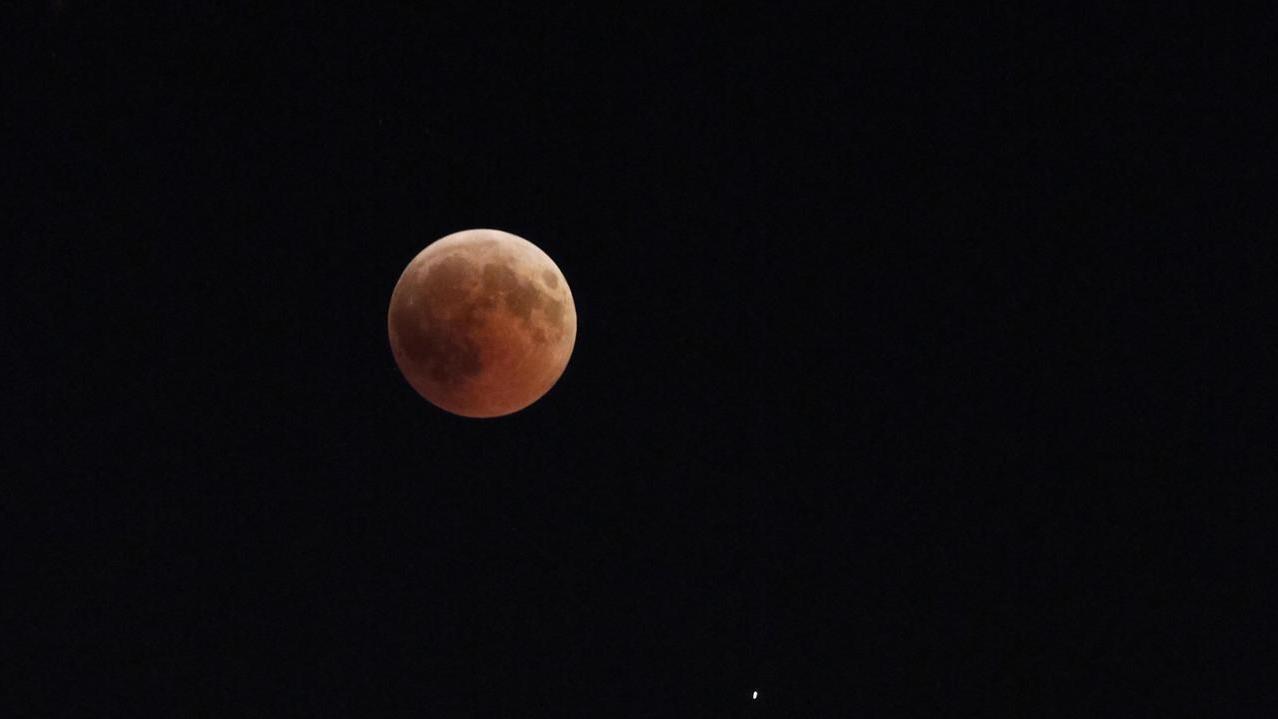 Eclissi di luna, parte il conto alla rovescia: quando ci sarà e dove vederla