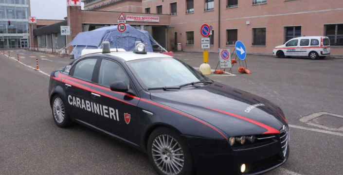 Spinge e minaccia un’infermiera, poi butta a terra un carrello e se la prende con la guardia e i carabinieri: denunciato