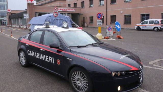 Spinge e minaccia un’infermiera, poi butta a terra un carrello e se la prende con la guardia e i carabinieri: denunciato