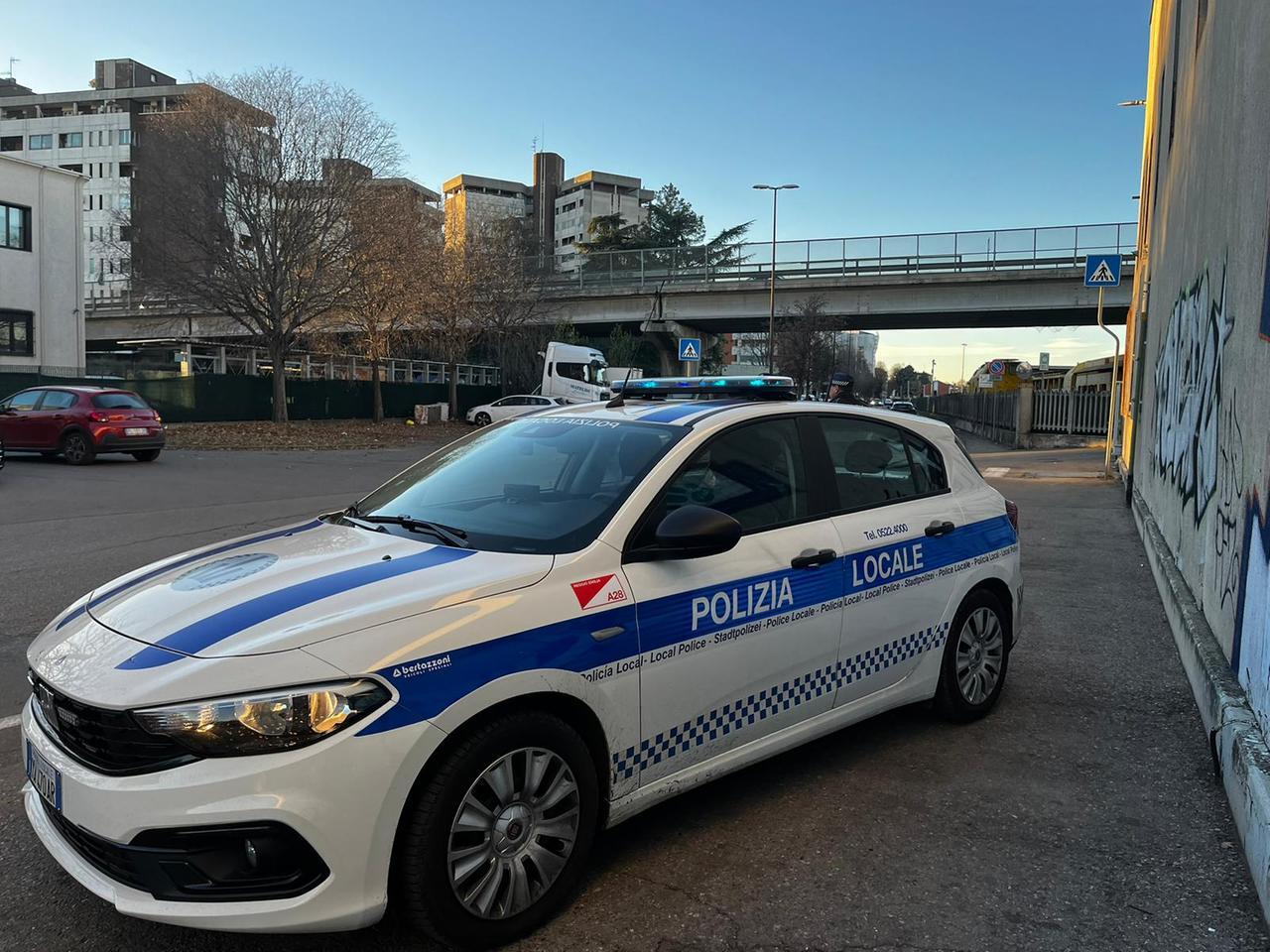 Via Turri, trova un portafoglio con 300 euro e lo consegna alla Polizia Locale: il proprietario vuole ringraziarla