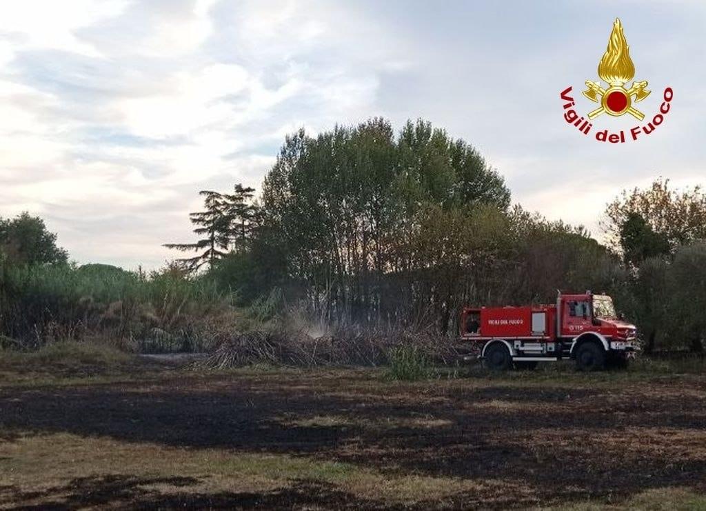 Lucca, in fiamme rotoballe: ipotesi gioco con petardi tra ragazzi