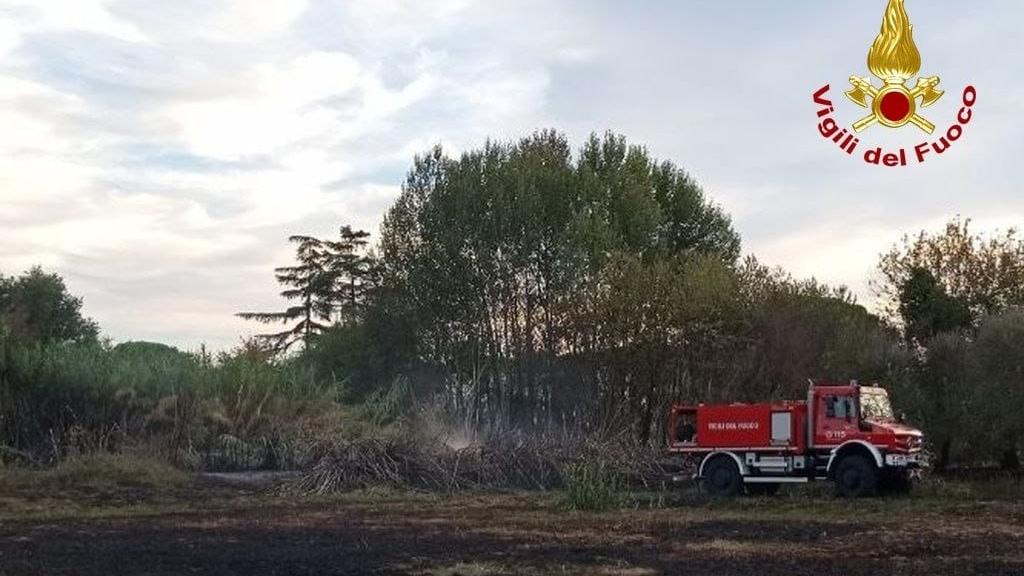 Lucca, in fiamme rotoballe: ipotesi gioco con petardi tra ragazzi