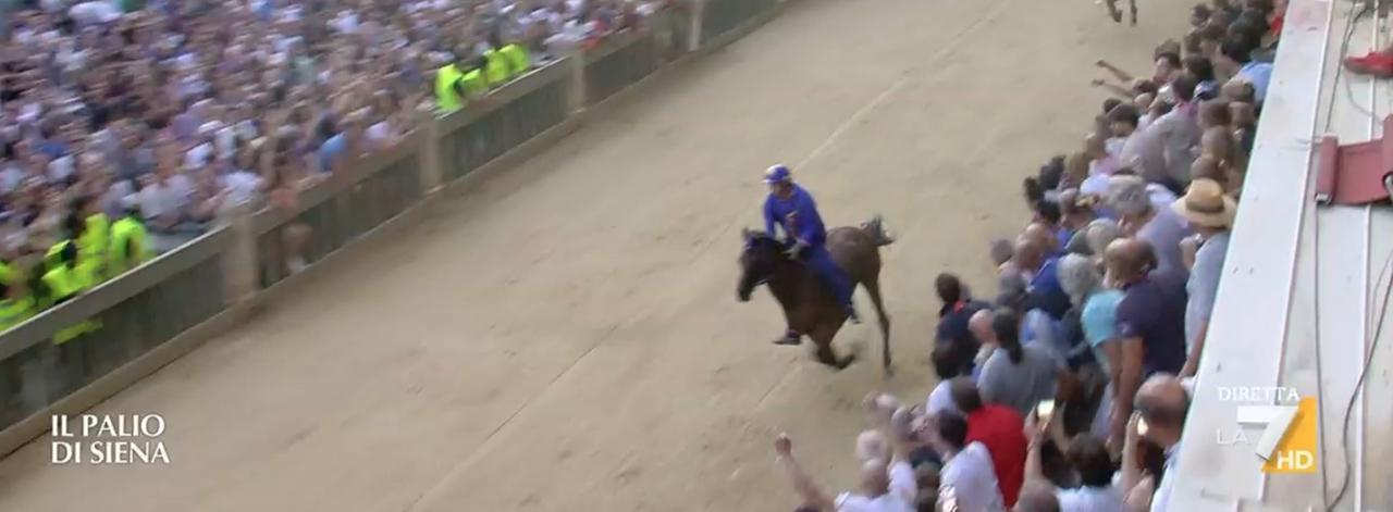 «Tittia è la nostra leggenda»: a Nurri esplode la festa dopo il nuovo trionfo al Palio di Siena