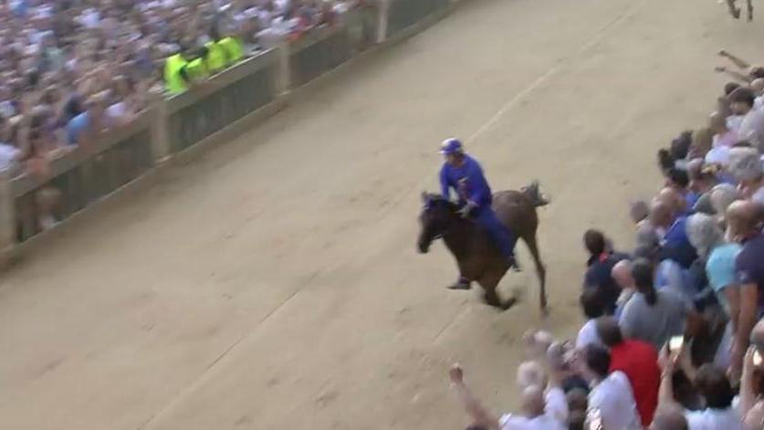 «Tittia è la nostra leggenda»: a Nurri esplode la festa dopo il nuovo trionfo al Palio di Siena