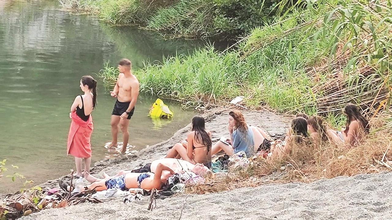 In spiaggia si va al fiume: ecco l’estate alternativa nella piscina naturale – I racconti