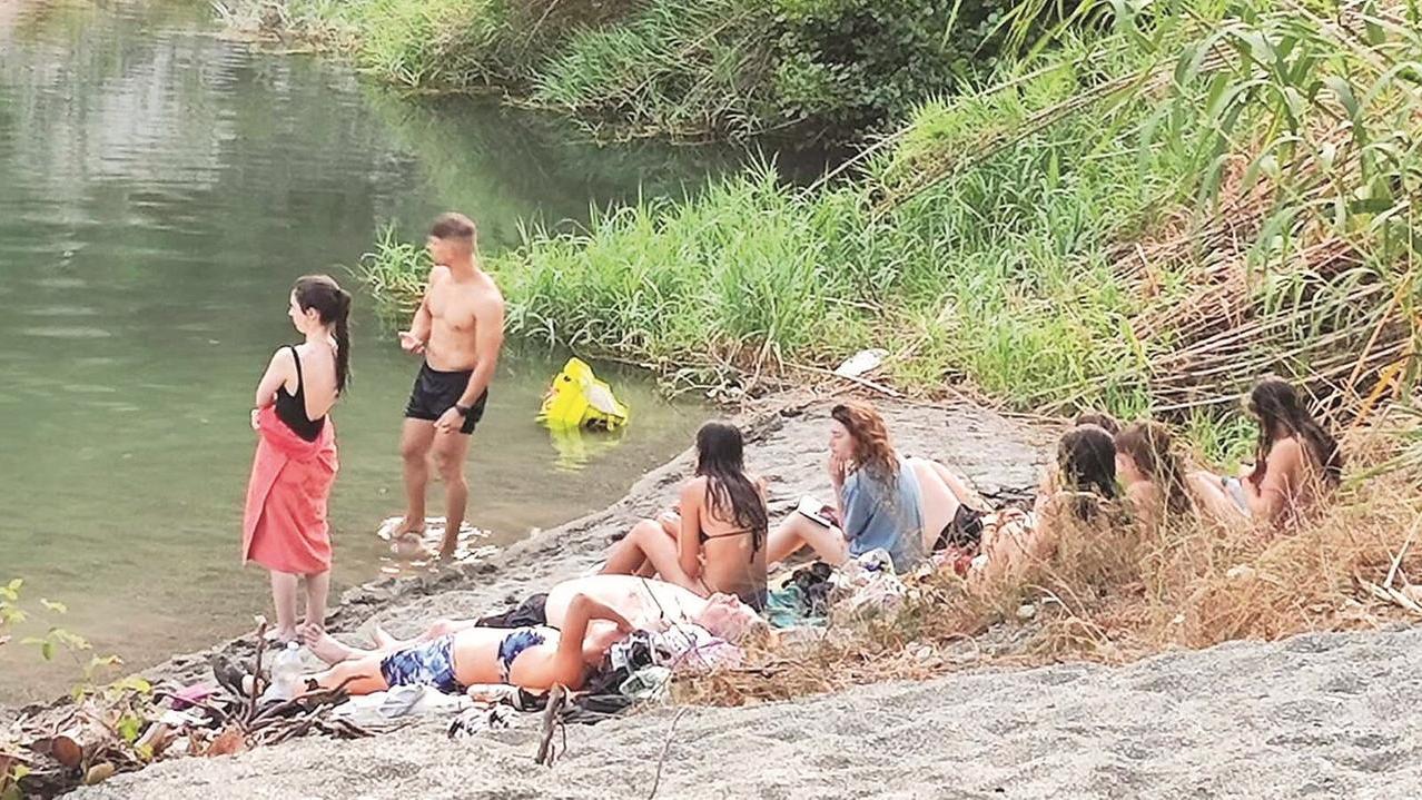 In spiaggia si va al fiume: ecco l’estate alternativa nella piscina naturale – I racconti