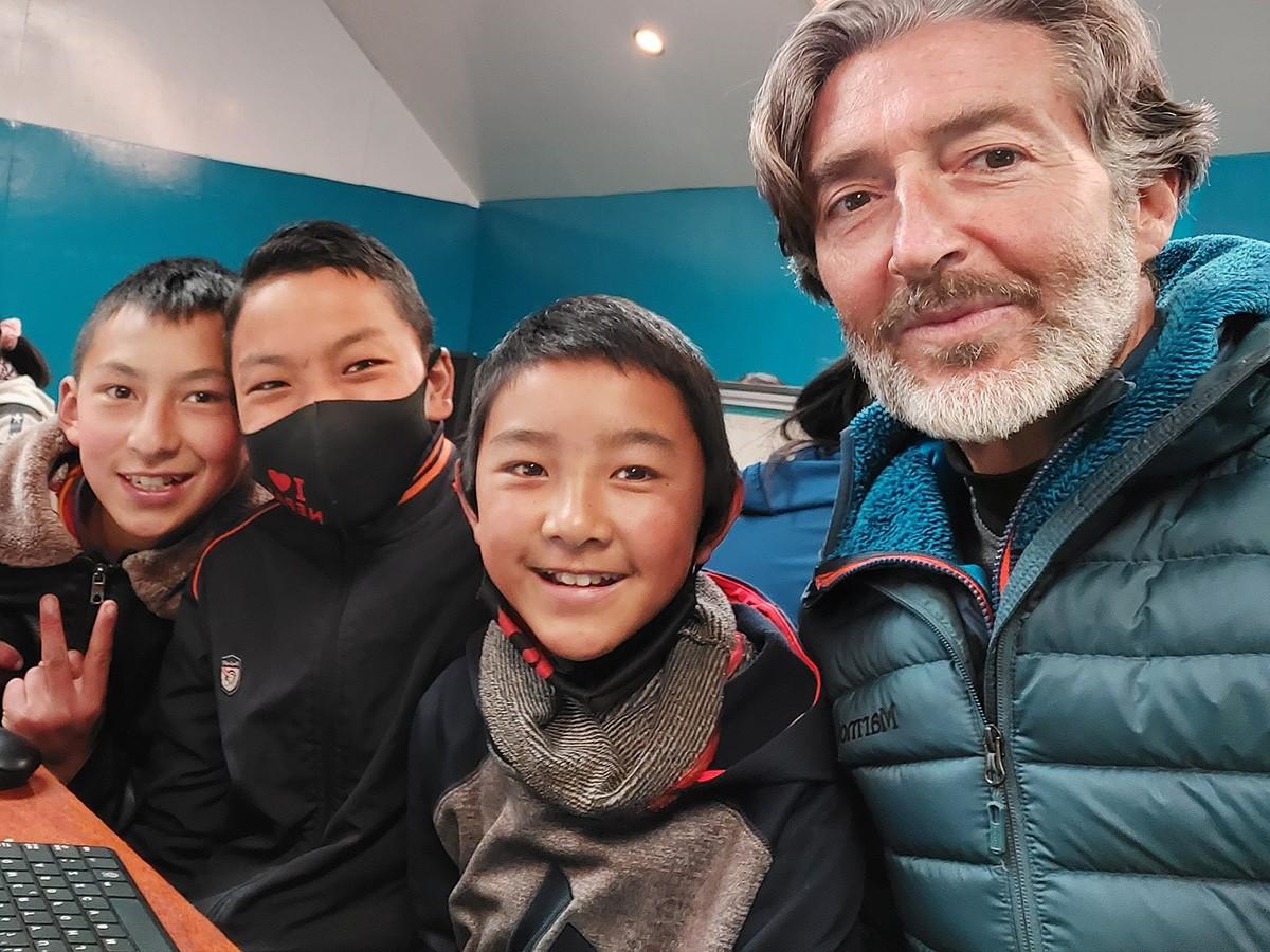 Dall’Appennino all’Everest: il prof-alpinista Silvetti porterà lavagne digitali a 3.800 metri di quota per gli studenti nepalesi
