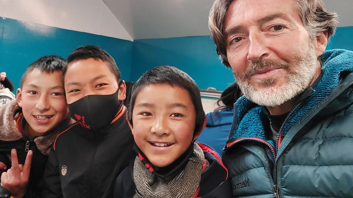 Dall’Appennino all’Everest: il prof-alpinista Silvetti porterà lavagne digitali a 3.800 metri di quota per gli studenti nepalesi