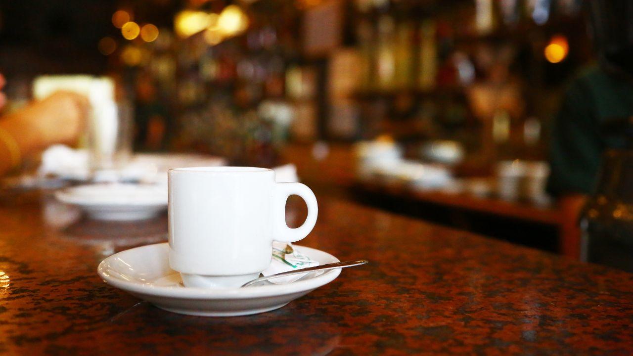 Caffè al bar, quanto costa in Italia: Bolzano la più cara, tra più economiche c'è una città toscana