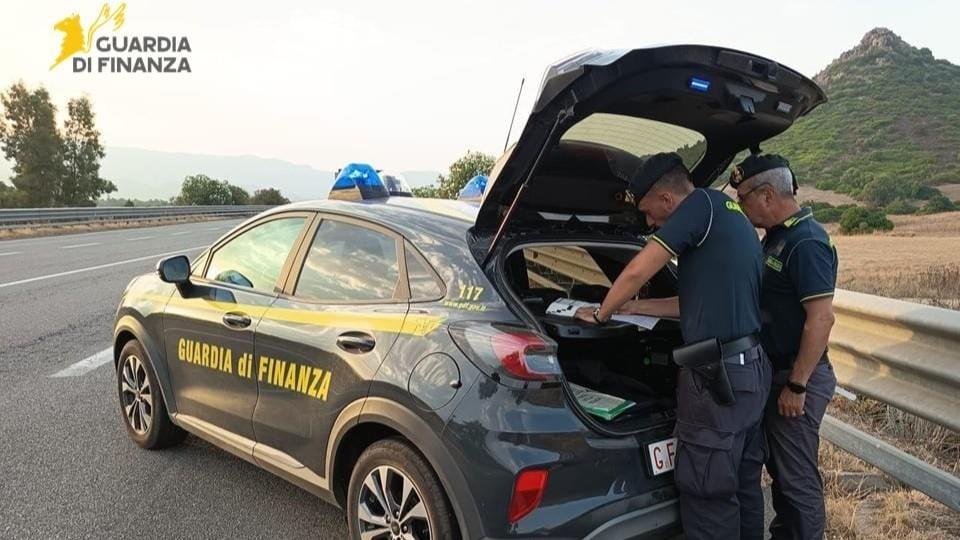 Blitz di Ferragosto, scoperti 33 lavoratori in nero e 20mila prodotti contraffatti – Il bilancio