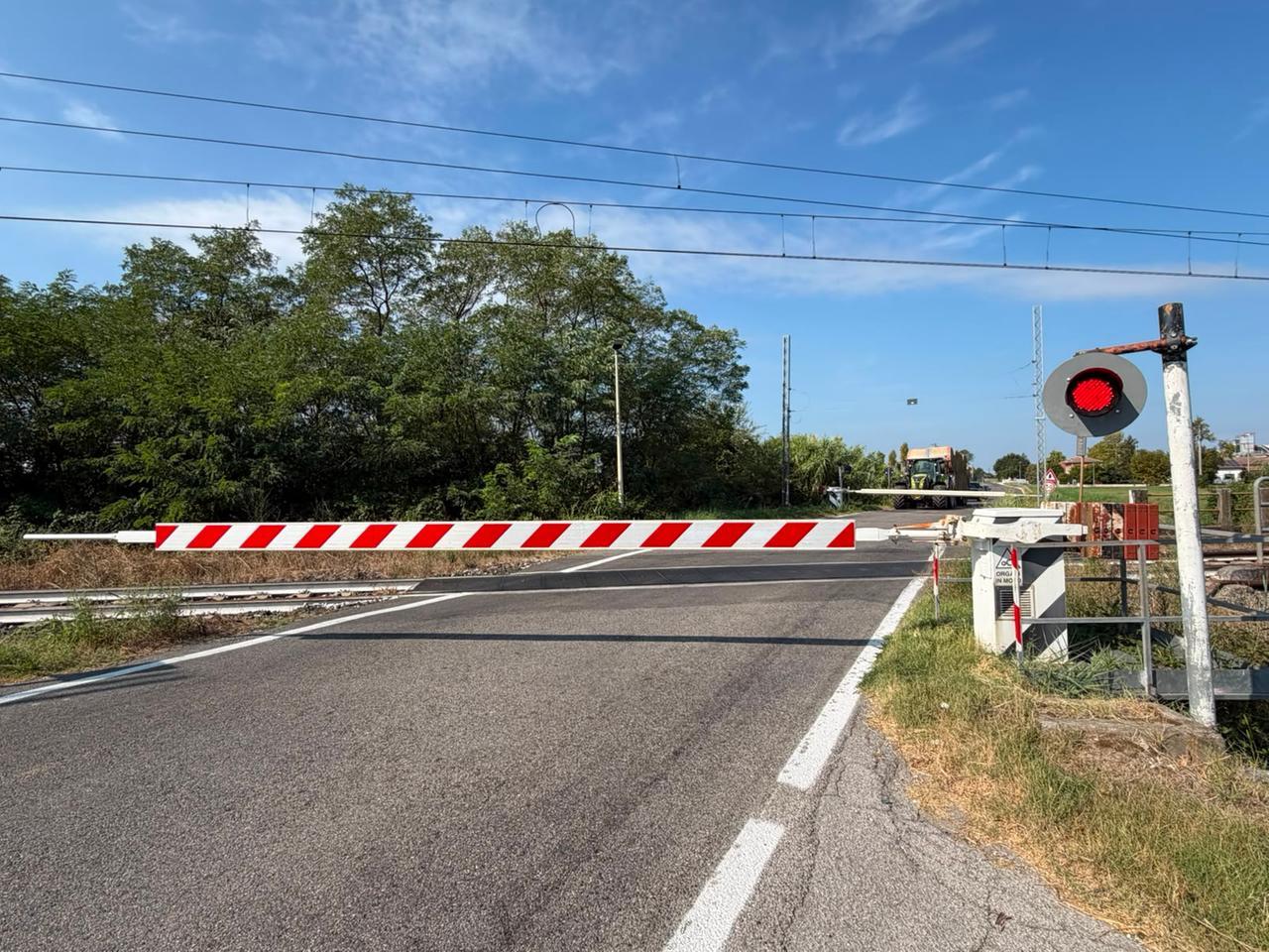 Sbarra abbattuta, treno fermo a Gaibanella