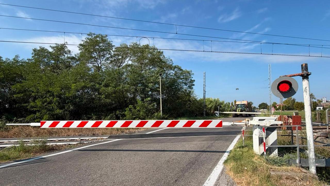 Sbarra abbattuta, treno fermo a Gaibanella