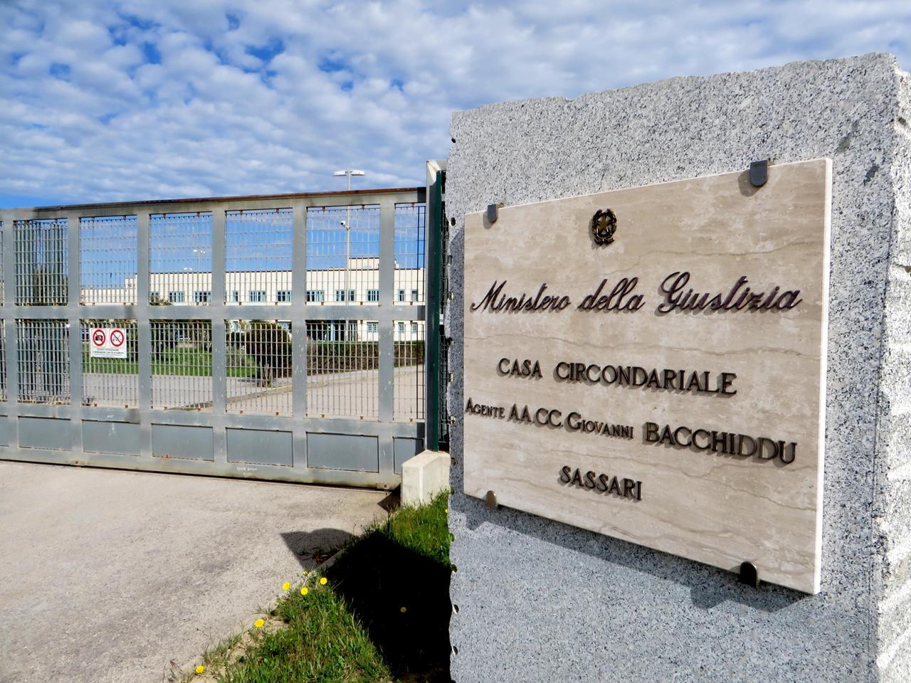 Notte di violenza nel carcere di Bancali: detenuto aggredisce e ferisce un agente