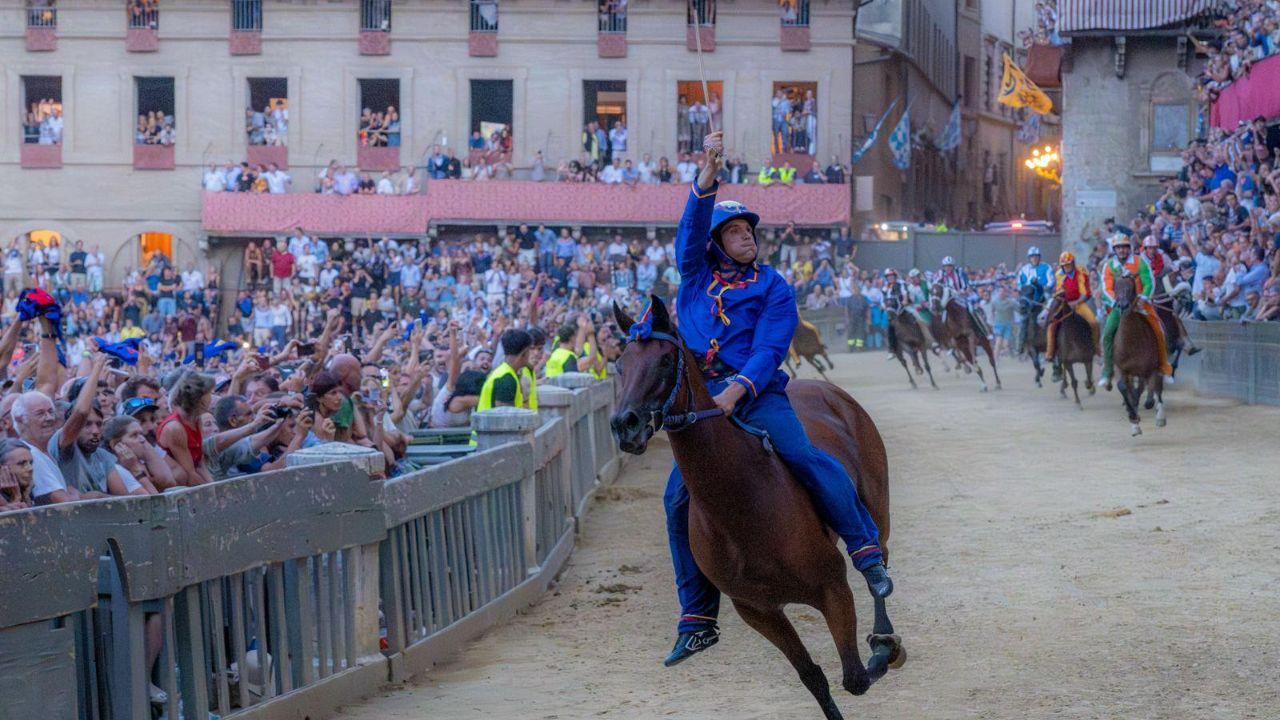 Tittia, la notte in ospedale dopo il Palio di Siena: come sta il fantino del Nicchio dopo il trauma cranico