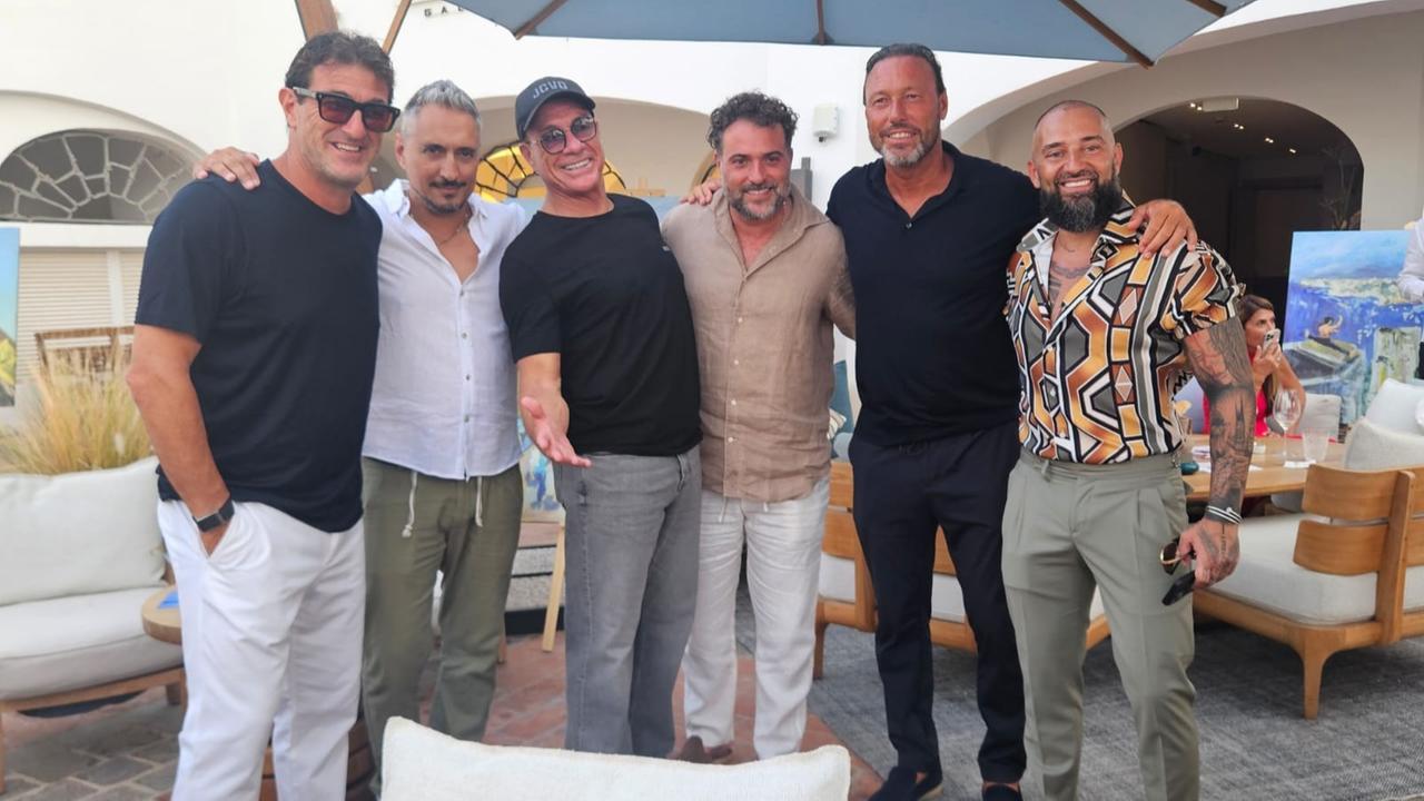 Van Damme, dal cinema alla pittura: «La Sardegna più bella dei miei dipinti» – Le opere all’asta per beneficenza