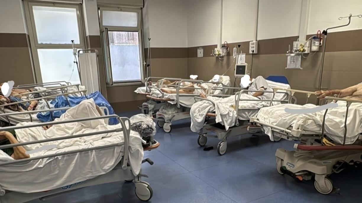 Ventuno pazienti in barella da giorni, caos al Pronto soccorso – Che cosa sta succedendo