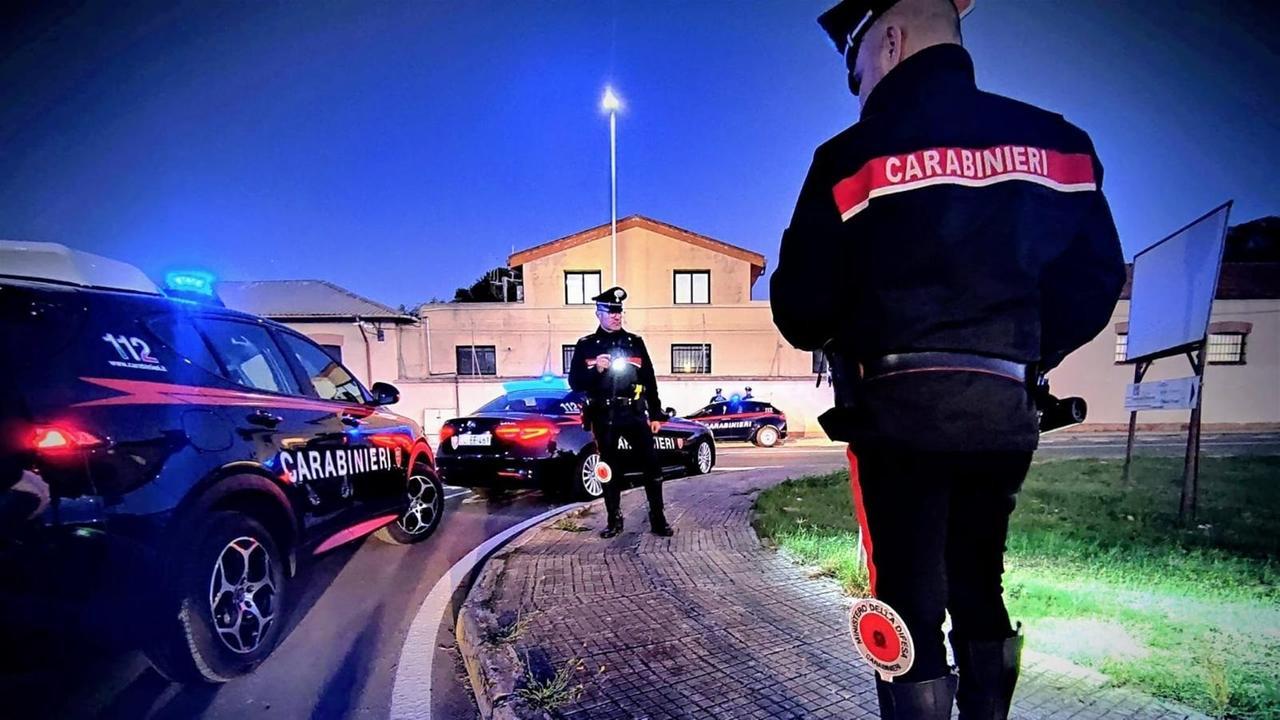 Lite in piazza, due giovani aggrediscono i militari chiamati a sedarla: denunciati