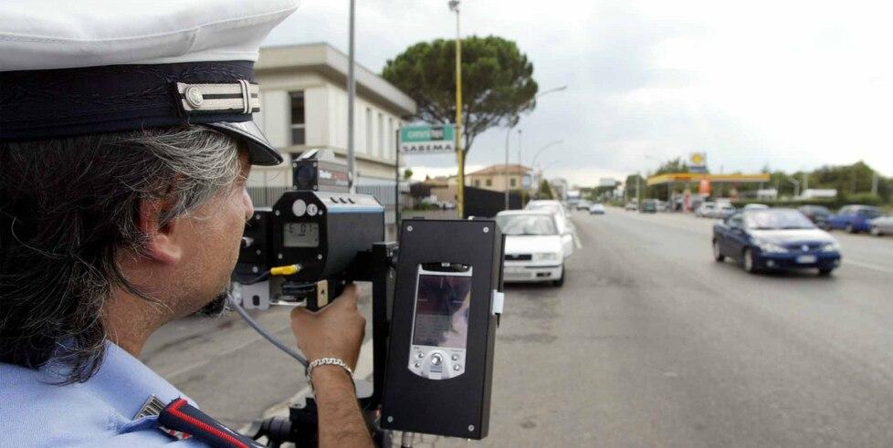 Un agente di telelaser (foto d’archivio Sestini)