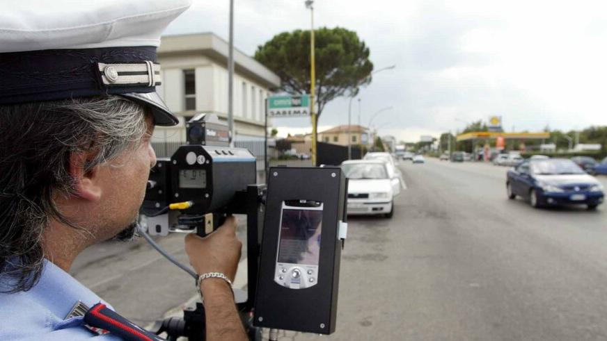 Un agente di telelaser (foto d’archivio Sestini)