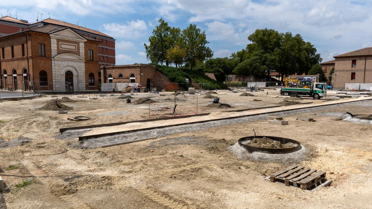 Ferrara, la storia in piazza Travaglio: emersi reperti durante gli scavi