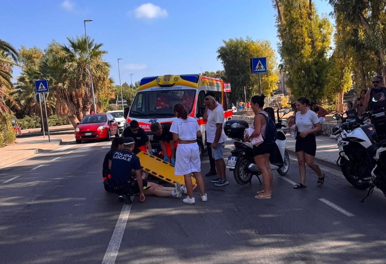 Perde il controllo dello scooter e cade sulla litoranea per Fertilia
